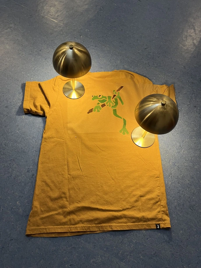 Joli t-shirt peint avec de lampe. Création personnelle