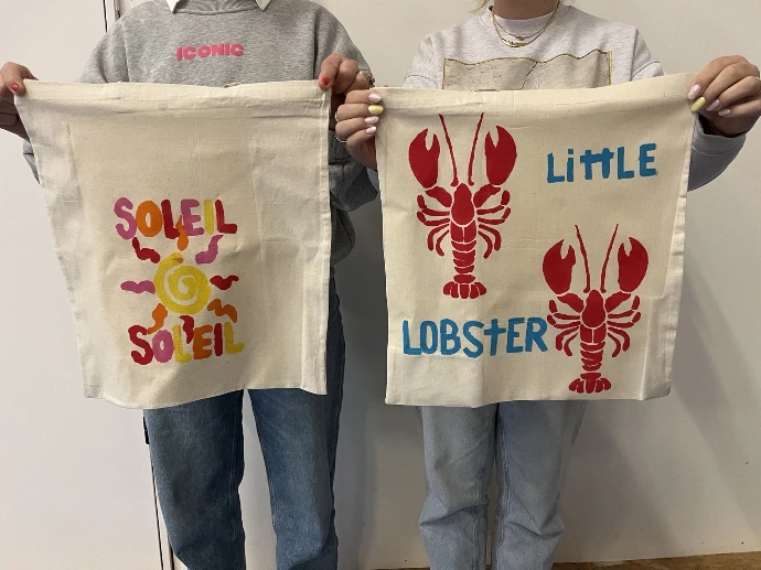 2 jolis totebag réalisés lors d'un atelier à Enghien par 2 jeunes filles