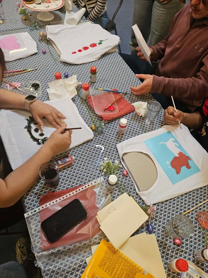 Groupe de jeune qui peignent leur propre t-shirt lors d'un atelier peinture sur textile