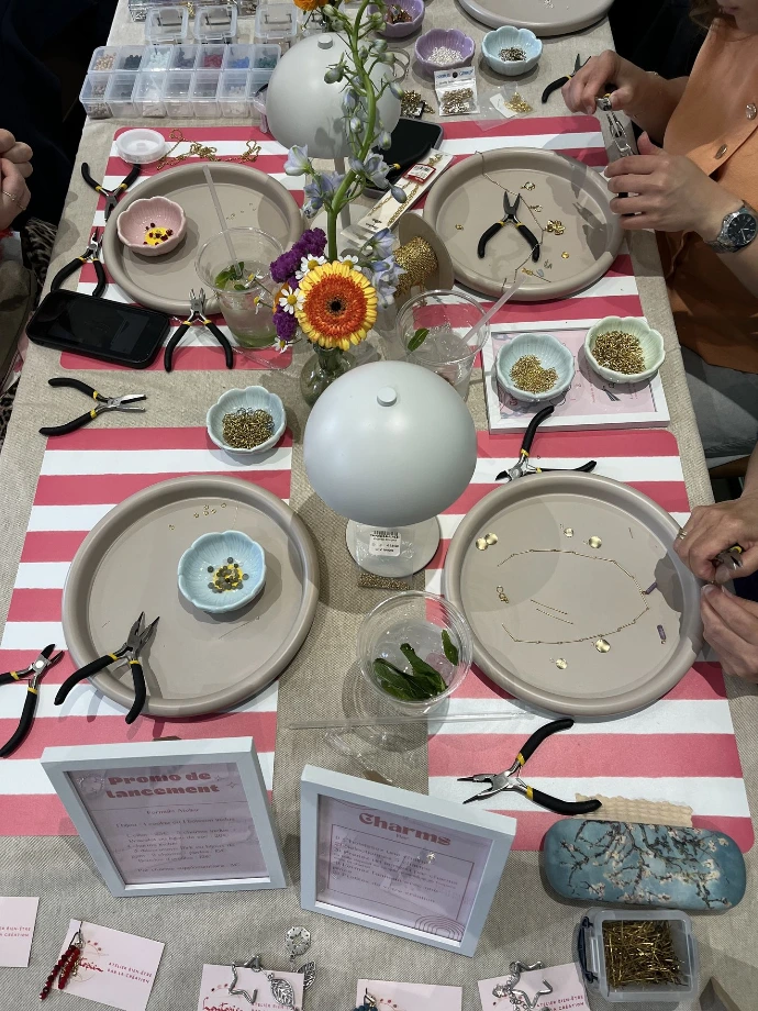Jolie table décoré avec des pinces pour la création de bijou charms